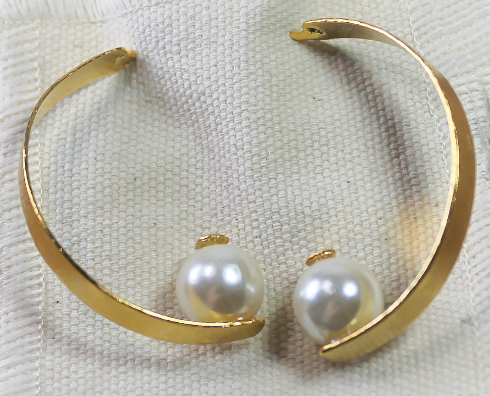 Load image into Gallery viewer, Hoop Pearl Earrings
