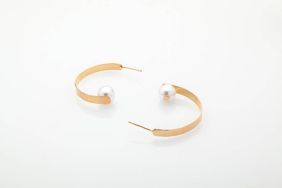 Load image into Gallery viewer, Hoop Pearl Earrings
