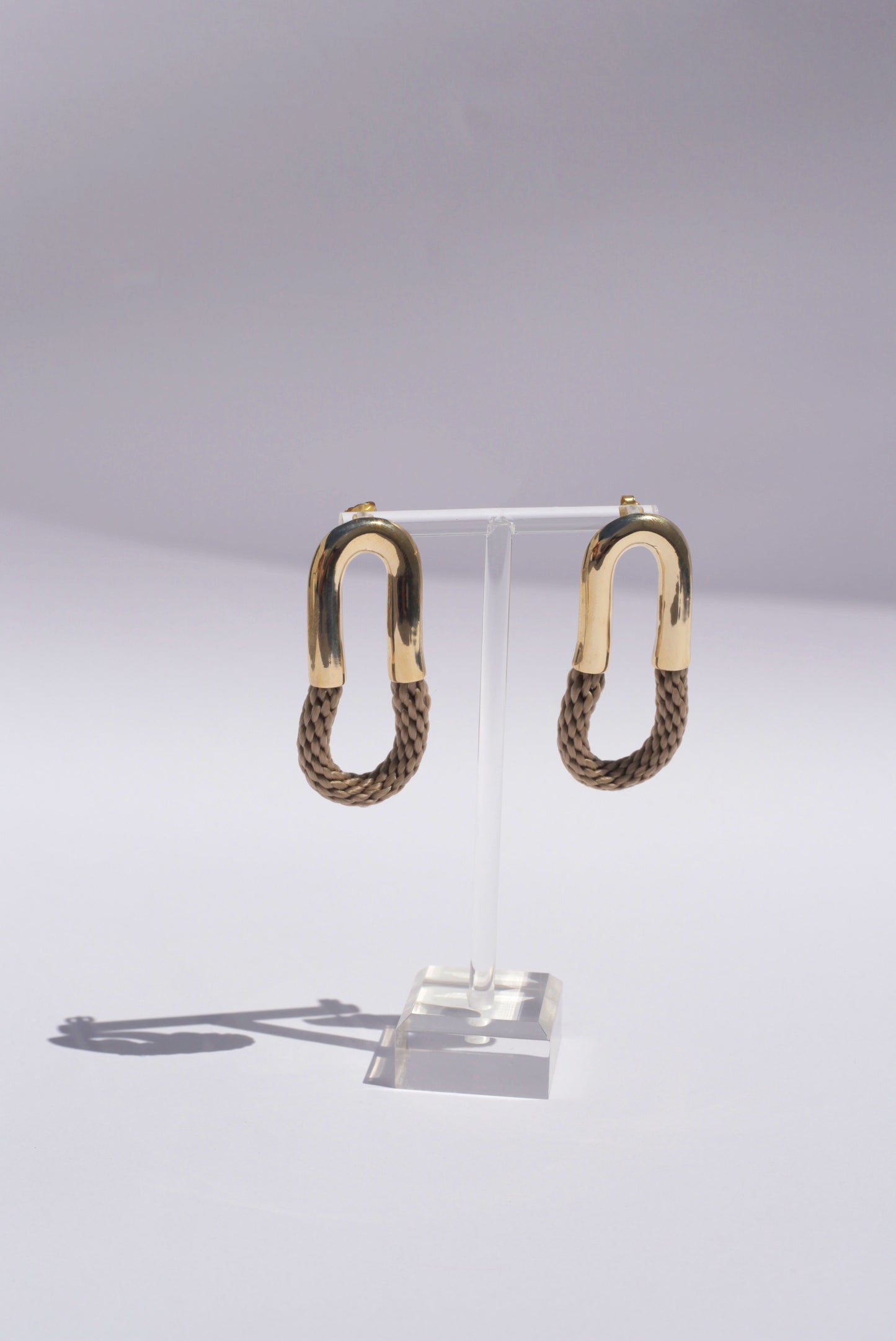Load image into Gallery viewer, Cantadora Beige Earrings
